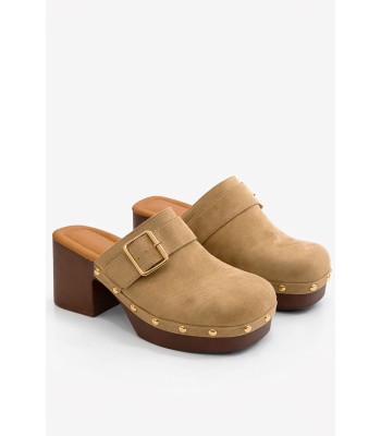 Μπεζ clogs με τακούνι και χρυσή αγκράφα