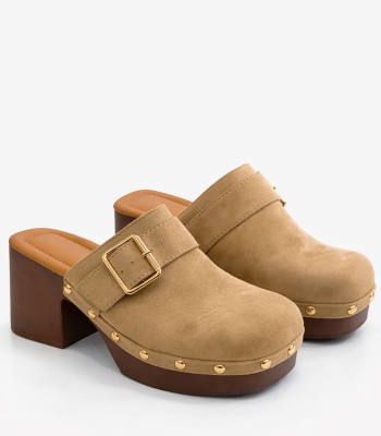 Μπεζ clogs με τακούνι και χρυσή αγκράφα