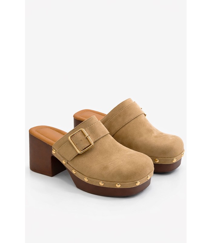 Μπεζ clogs με τακούνι και χρυσή αγκράφα