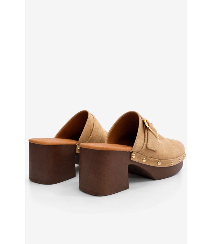 Μπεζ clogs με τακούνι και χρυσή αγκράφα