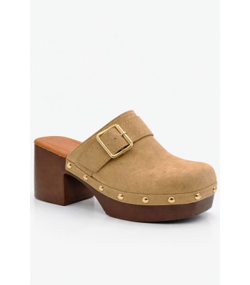 Μπεζ clogs με τακούνι και χρυσή αγκράφα