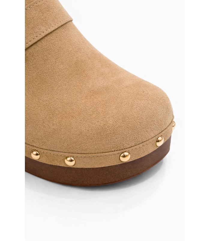Μπεζ clogs με τακούνι και χρυσή αγκράφα
