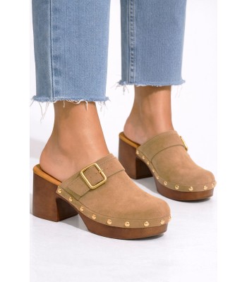 Μπεζ clogs με τακούνι και χρυσή αγκράφα