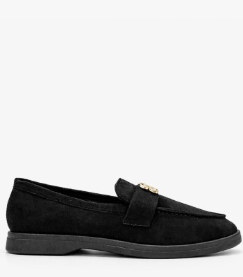 Μαύρο γυναικείο loafer με διακοσμητική αγκράφα