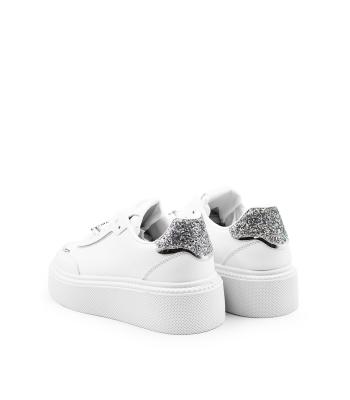 Λευκά sneakers με ασημί μεταλλική λεπτομέρεια