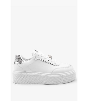 Λευκά sneakers με ασημί μεταλλική λεπτομέρεια