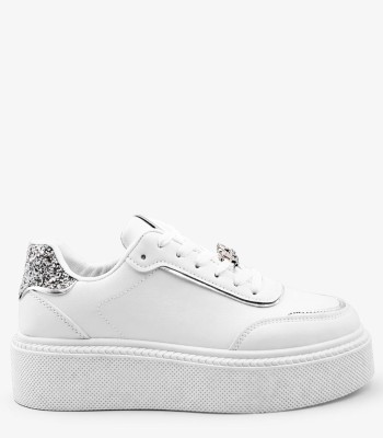 Λευκά sneakers με ασημί μεταλλική λεπτομέρεια
