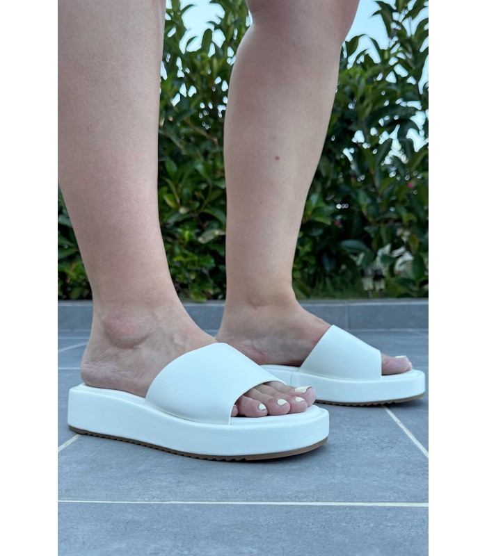 Flatform σε λευκό χρώμα με φαρδιά φάσα και minimal σχεδιασμό
