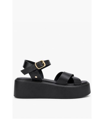 Flatform σανδάλι σε μαύρο χρώμα με χιαστί λουράκια και αγκράφα