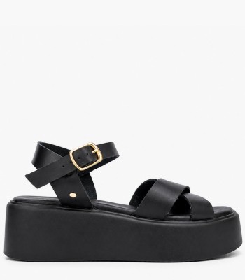 Flatform σανδάλι σε μαύρο χρώμα με χιαστί λουράκια και αγκράφα
