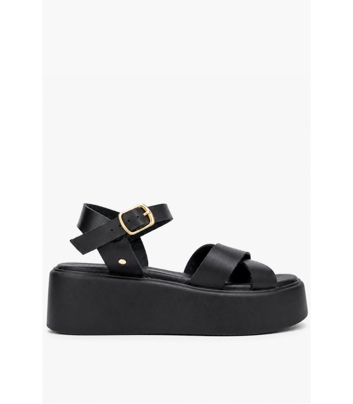 Flatform σανδάλι σε μαύρο χρώμα με χιαστί λουράκια και αγκράφα