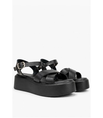 Flatform σανδάλι σε μαύρο χρώμα με χιαστί λουράκια και αγκράφα