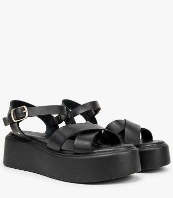 Flatform σανδάλι σε μαύρο χρώμα με χιαστί λουράκια και αγκράφα