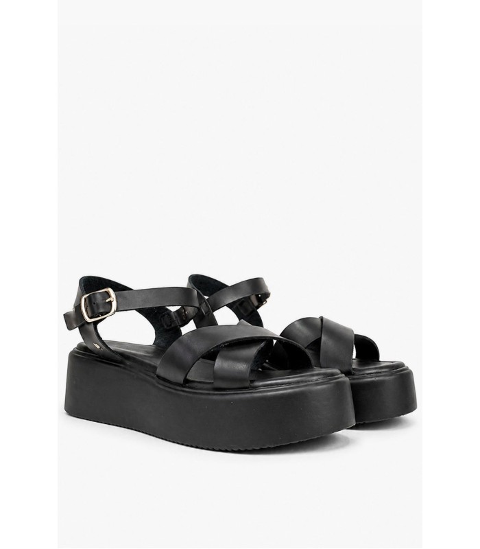Flatform σανδάλι σε μαύρο χρώμα με χιαστί λουράκια και αγκράφα