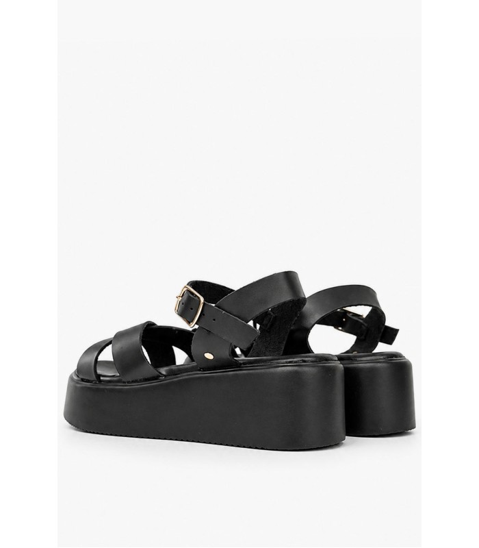 Flatform σανδάλι σε μαύρο χρώμα με χιαστί λουράκια και αγκράφα