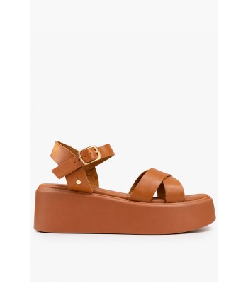 Flatform σανδάλι σε κάμελ χρώμα με χιαστί λουράκια και αγκράφα
