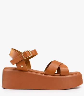 Flatform σανδάλι σε κάμελ χρώμα με χιαστί λουράκια και αγκράφα