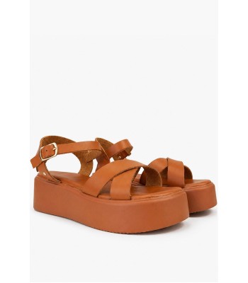 Flatform σανδάλι σε κάμελ χρώμα με χιαστί λουράκια και αγκράφα