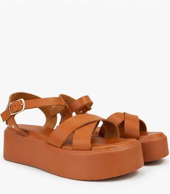 Flatform σανδάλι σε κάμελ χρώμα με χιαστί λουράκια και αγκράφα