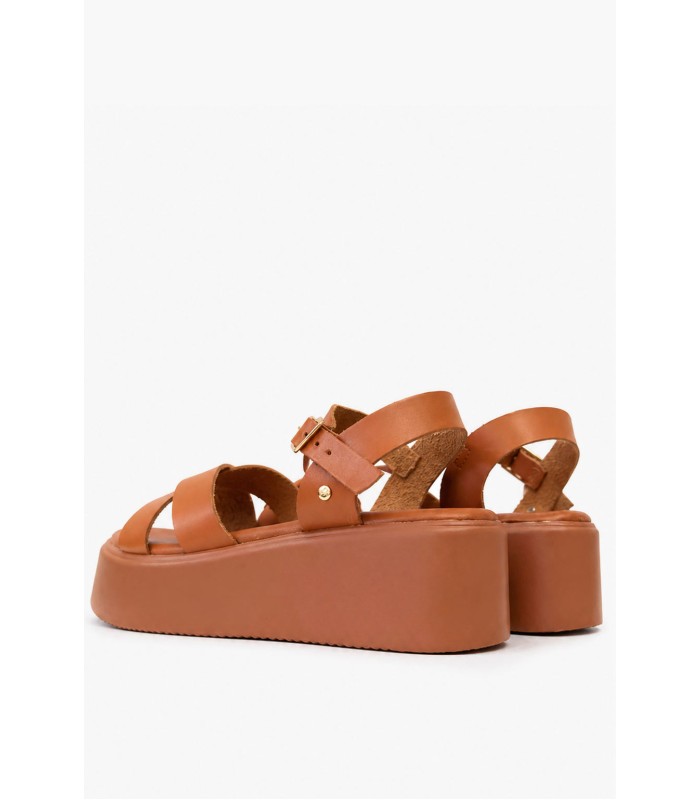 Flatform σανδάλι σε κάμελ χρώμα με χιαστί λουράκια και αγκράφα