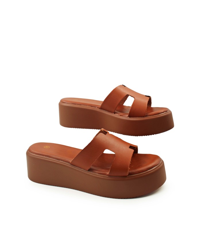 Flatform με φαρδιά δερμάτινη φάσα σε καμηλό χρώμα