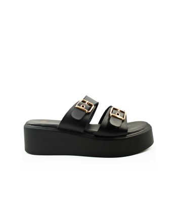 Flatform σανδάλι σε μαύρο χρώμα με διπλά λουράκια και αγκράφες