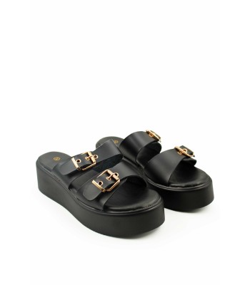 Flatform σανδάλι σε μαύρο χρώμα με διπλά λουράκια και αγκράφες
