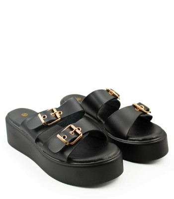 Flatform σανδάλι σε μαύρο χρώμα με διπλά λουράκια και αγκράφες