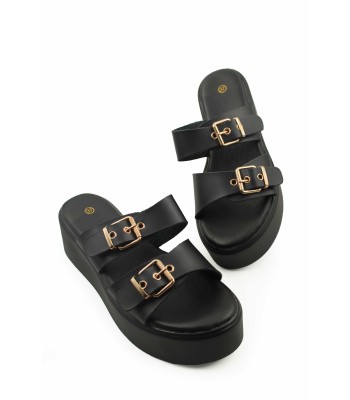 Flatform σανδάλι σε μαύρο χρώμα με διπλά λουράκια και αγκράφες