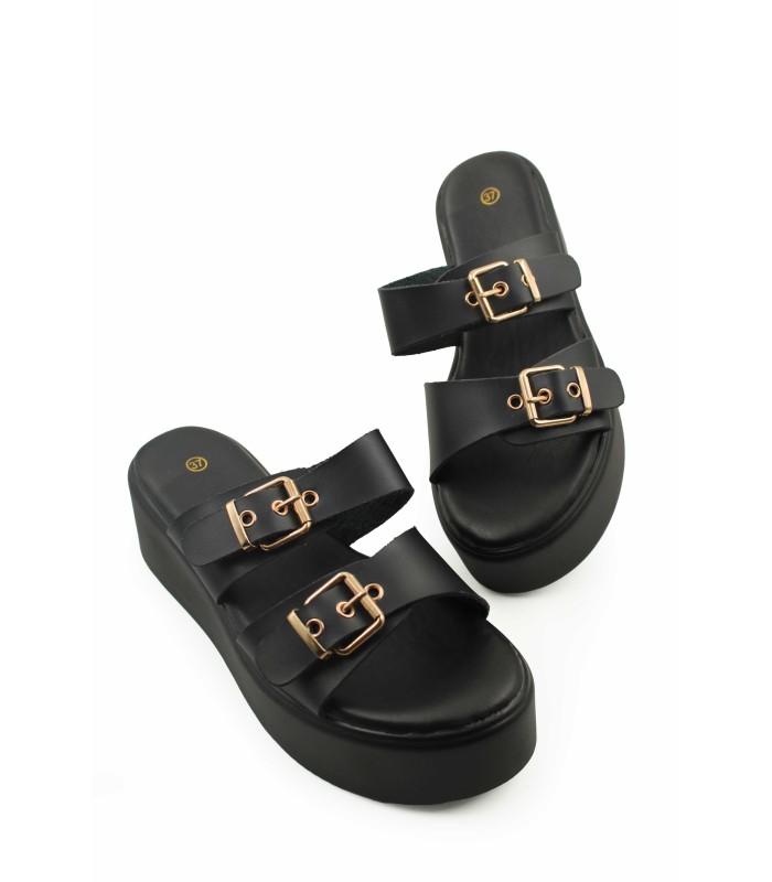 Flatform σανδάλι σε μαύρο χρώμα με διπλά λουράκια και αγκράφες