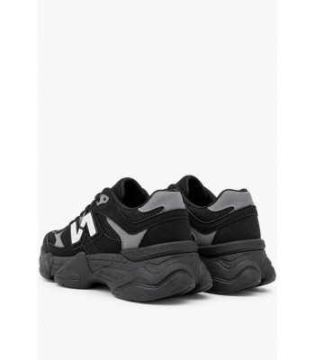 Μαύρα sneakers με chunky σόλα και λευκές λεπτομέρειες