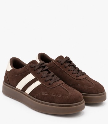 Καφέ sneakers με μπεζ λεπτομέρειες και gum σόλα