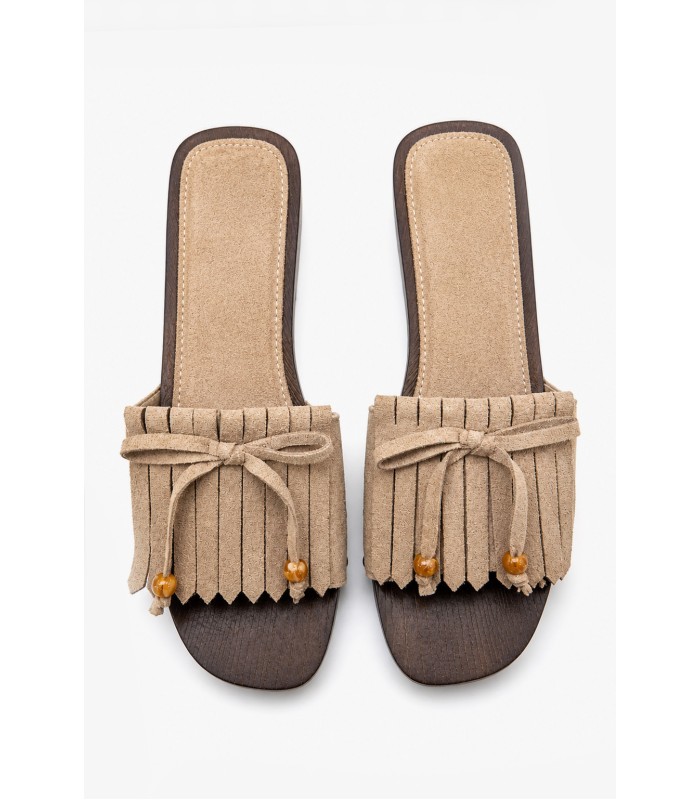 Μπεζ mule suede με κρόσσια και διακοσμητικά