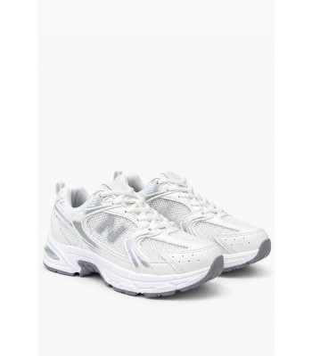 Λευκά sneakers με ασημί λεπτομέρειες και sport σχεδιασμό