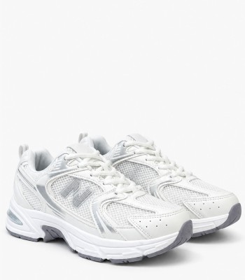 Λευκά sneakers με ασημί λεπτομέρειες και sport σχεδιασμό