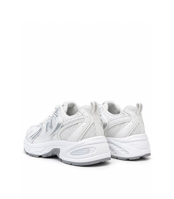Λευκά sneakers με ασημί λεπτομέρειες και sport σχεδιασμό