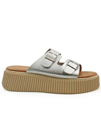 Flatform σε ασημί χρώμα με διπλή αγκράφα και ανάγλυφη σόλα