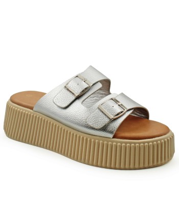 Flatform σε ασημί χρώμα με διπλή αγκράφα και ανάγλυφη σόλα