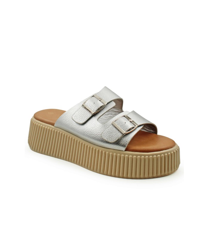 Flatform σε ασημί χρώμα με διπλή αγκράφα και ανάγλυφη σόλα