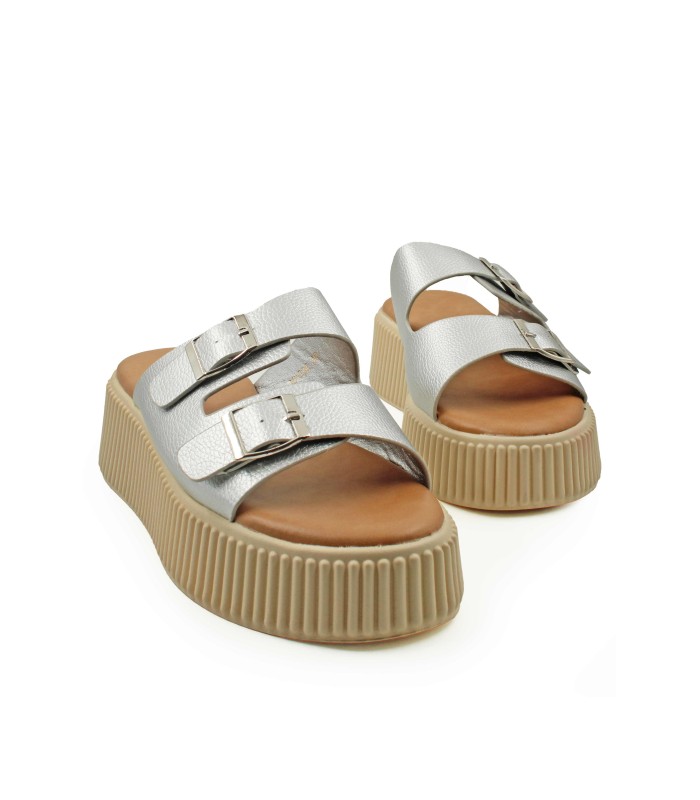 Flatform σε ασημί χρώμα με διπλή αγκράφα και ανάγλυφη σόλα