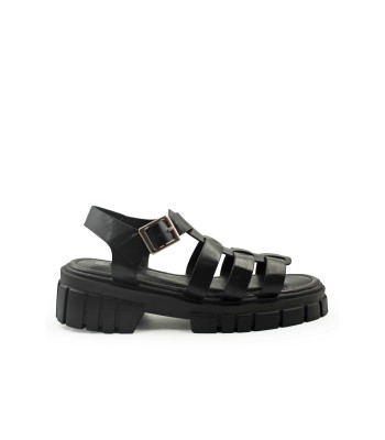 Flatform σε μαύρο χρώμα με φαρδιές πλεκτές φάσες και αγκράφα