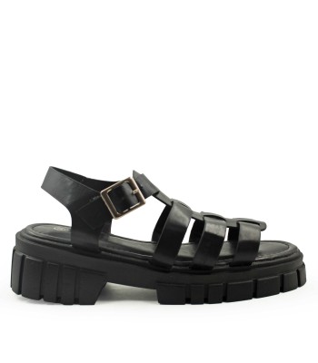 Flatform σε μαύρο χρώμα με φαρδιές πλεκτές φάσες και αγκράφα