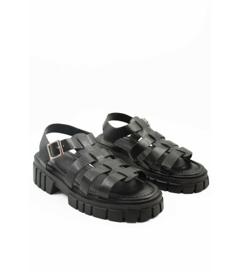 Flatform σε μαύρο χρώμα με φαρδιές πλεκτές φάσες και αγκράφα
