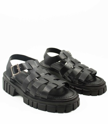 Flatform σε μαύρο χρώμα με φαρδιές πλεκτές φάσες και αγκράφα