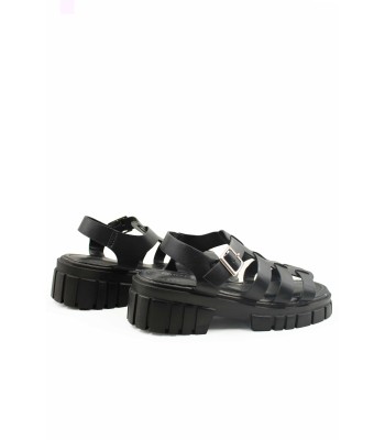 Flatform σε μαύρο χρώμα με φαρδιές πλεκτές φάσες και αγκράφα