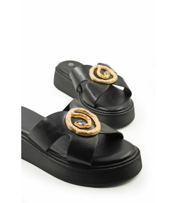 Flatform σε μαύρο χρώμα με εντυπωσιακό χρυσό διακοσμητικό