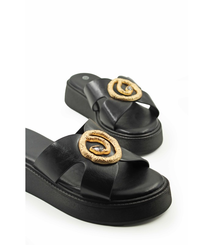 Flatform σε μαύρο χρώμα με εντυπωσιακό χρυσό διακοσμητικό