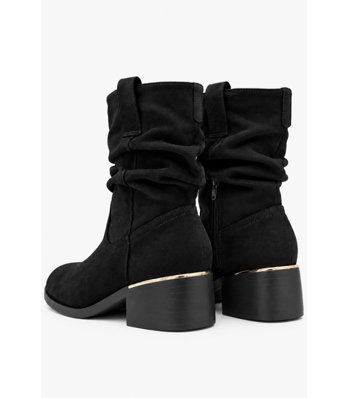Μαύρα slouchy μποτάκια suede με χρυσή λεπτομέρεια