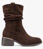Καφέ slouchy μποτάκια suede με χρυσή λεπτομέρεια