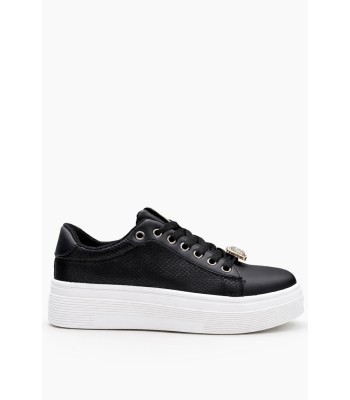 Μαύρο sneaker με chunky σόλα και μεταλλική λεπτομέρεια